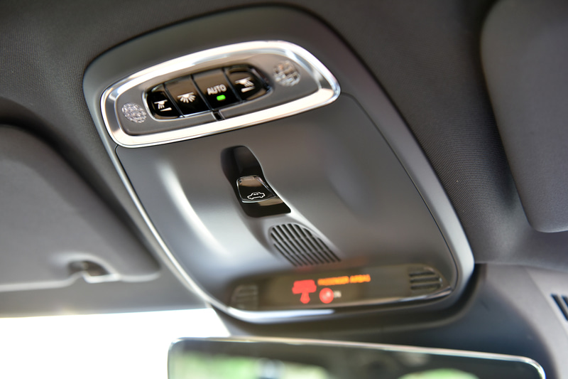 セダンモデルとして初めて「チルトアップ機構付電動パノラマ・ガラス・サンルーフ」が設定された