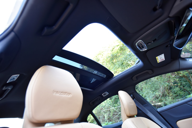 セダンモデルとして初めて「チルトアップ機構付電動パノラマ・ガラス・サンルーフ」が設定された