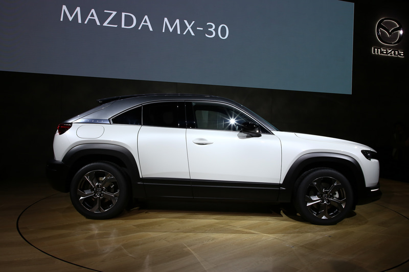 MX-30はマツダのデザインテーマ「魂動」をさらに飛躍させたモデル。MAZDA3や「CX-30」で象徴となっているボディサイドのリフレクションや、カーラインアップの象徴となるシグネチャーウイングを用いていない。それでもマツダ車だと分かるデザインに仕立てた