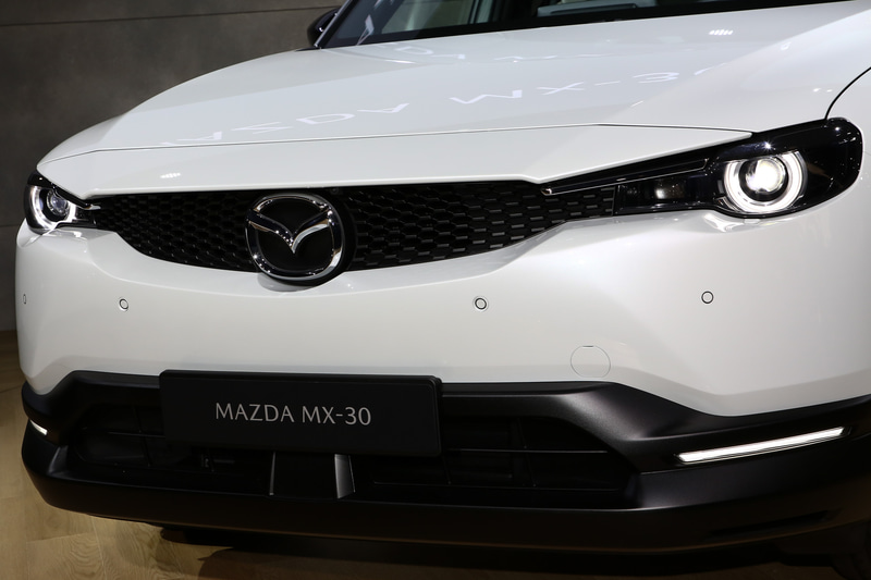 MX-30はマツダのデザインテーマ「魂動」をさらに飛躍させたモデル。MAZDA3や「CX-30」で象徴となっているボディサイドのリフレクションや、カーラインアップの象徴となるシグネチャーウイングを用いていない。それでもマツダ車だと分かるデザインに仕立てた
