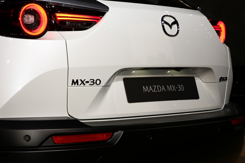 EVは電池バックを床下に搭載するため天地高が大きくなる傾向にある。だが、MX-30はクラッディングの採用やルーフのカラーを変えることで、キャビンを小さく見せている