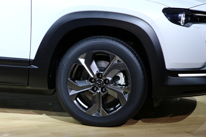 EVは電池バックを床下に搭載するため天地高が大きくなる傾向にある。だが、MX-30はクラッディングの採用やルーフのカラーを変えることで、キャビンを小さく見せている