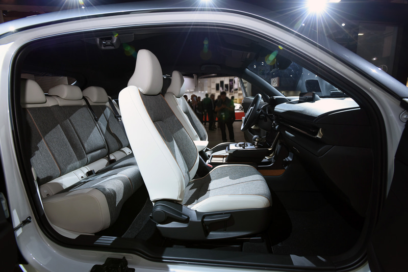 フリースタイルドアの採用で開放感のあるスペースを生み出している