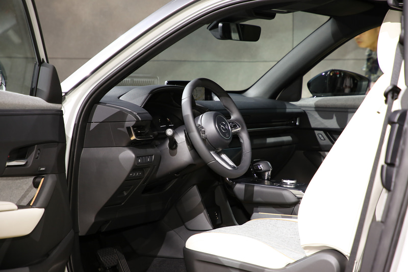 フリースタイルドアの採用で開放感のあるスペースを生み出している