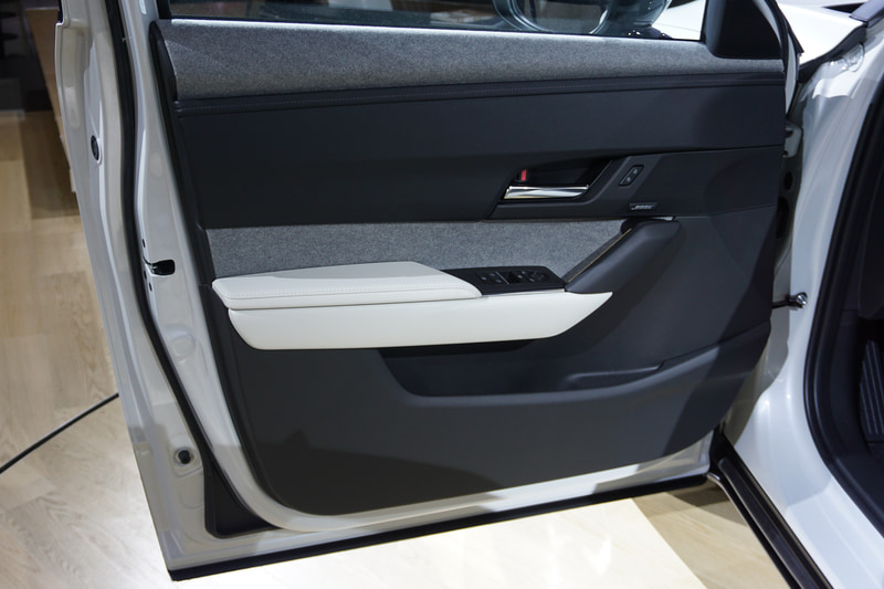 ドアトリムにはペットボトルのリサイクル原料からできた繊維素材を使い、サステイナビリティを表現。カラーコーディネートも独自性を求めていて、人間味のある温かさを感じさせる