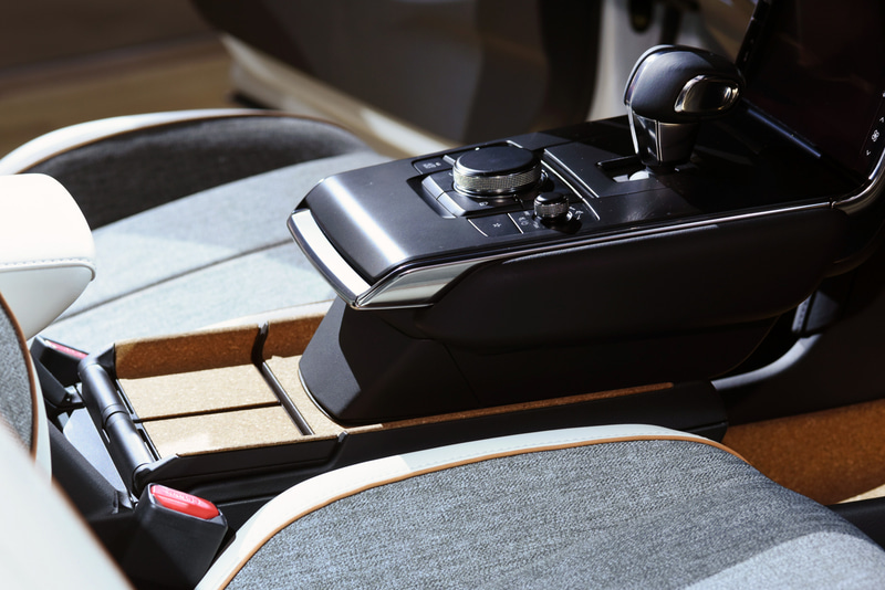 MX-30の新たな挑戦として、センターコンソールなどの素材にコルクを使用