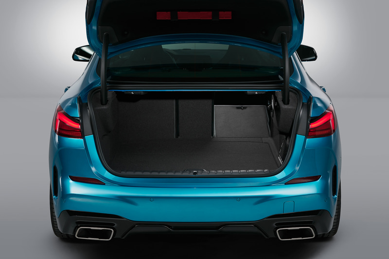 リアシートは4：2：4分割可倒式で、トランク容量は最大430L