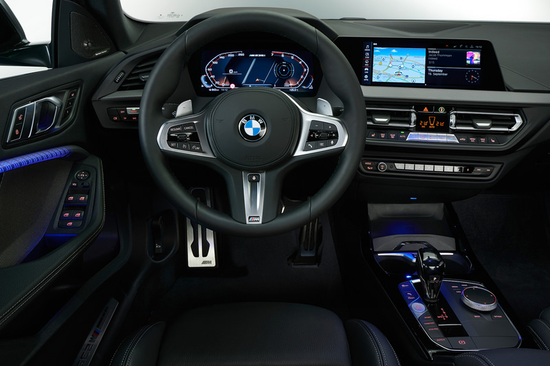 レザーステアリングに大型のパドルシフトを装備