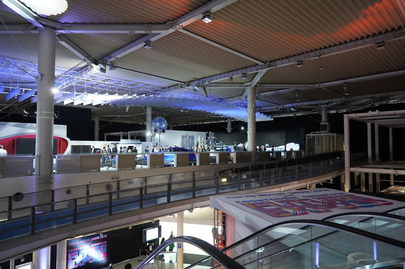 1階では新しい技術の展示、2階では燃料電池車と宇宙関連の技術が展示されている