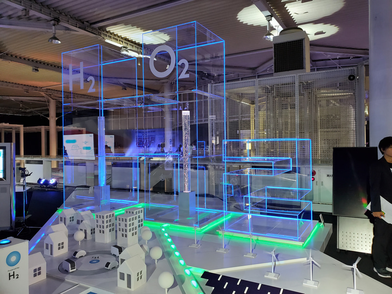 2階の入口に置かれているのは、水素（H2）と酸素（O2）のパネル。2つ合わせるとH2O