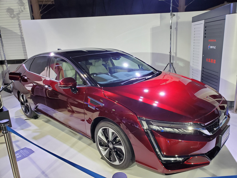 本田技研工業「クラリティ FUEL CELL」