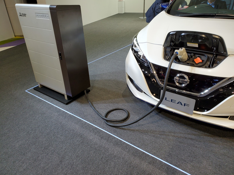 日産自動車と三菱電機はEVの「リーフ」を家庭用の電池として使うソリューションを展示
