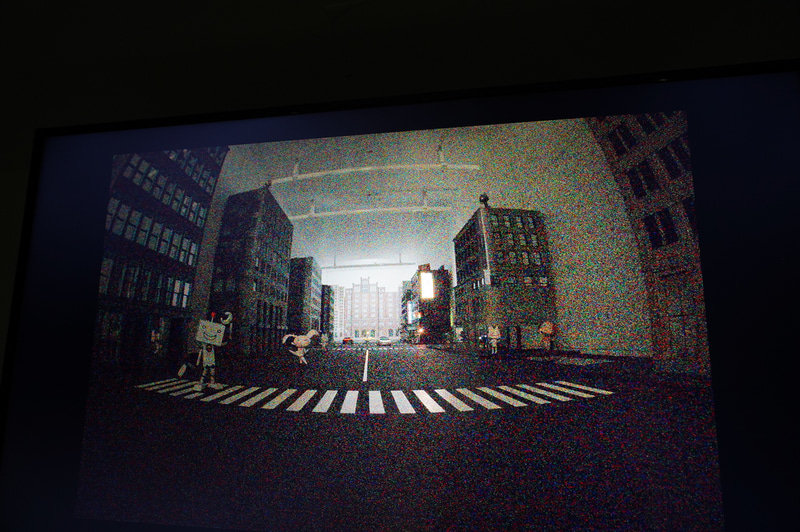 ソニーのCMOSセンサーで見ると、ライトがなくてもキャラクターを確認できる