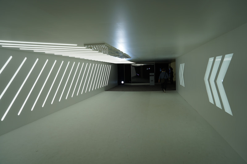 入口には未来への道という趣の通路も用意されている