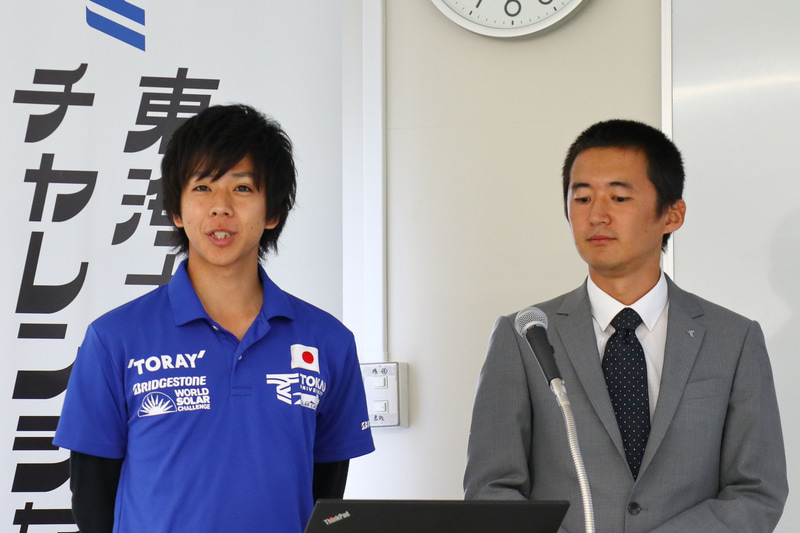 レースの様子は学生代表の工学部動力機械工学科4年次 武藤創氏（左）と総監督の東海大学工学部電気電子工学科助教 佐川耕平氏（右）が説明した