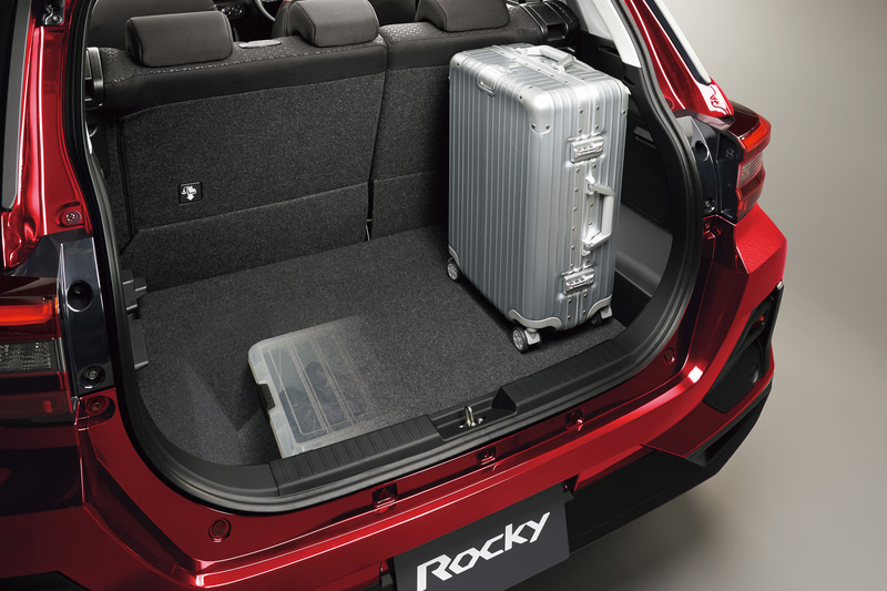 2段に高さを調節できるフロアボードを採用してVDA法で369Lの容量を確保。また、80Lのアンダーラゲッジを設定することで多彩な荷室レイアウトを実現した