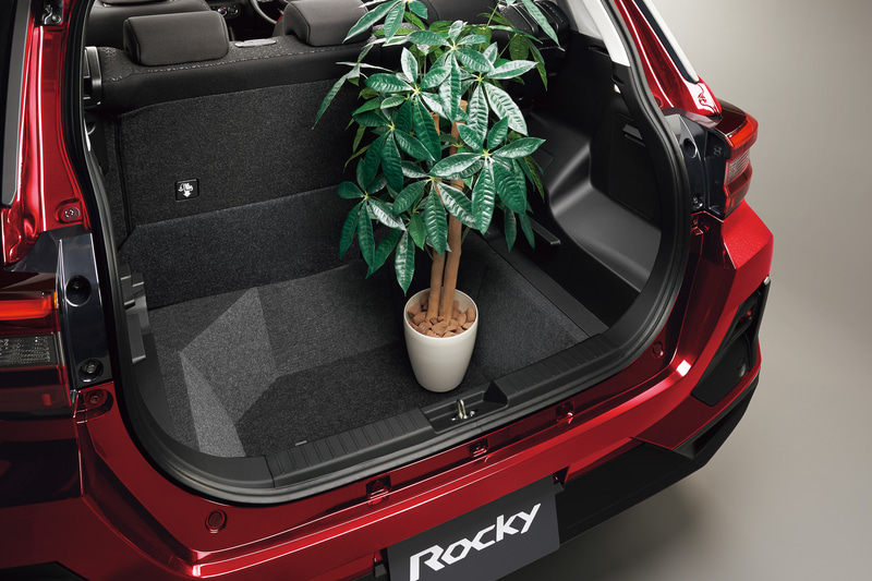 2段に高さを調節できるフロアボードを採用してVDA法で369Lの容量を確保。また、80Lのアンダーラゲッジを設定することで多彩な荷室レイアウトを実現した