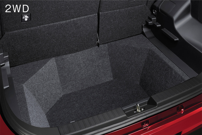 2WD（左）と4WDでアンダーラゲッジの形状が異なる