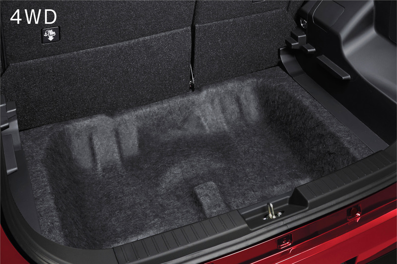 2WD（左）と4WDでアンダーラゲッジの形状が異なる