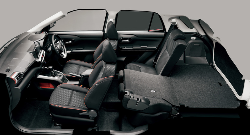 リアシートは6：4分割可倒式のため、長尺物にも対応する