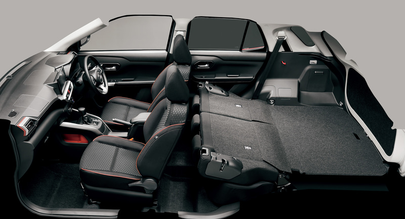 リアシートは6：4分割可倒式のため、長尺物にも対応する