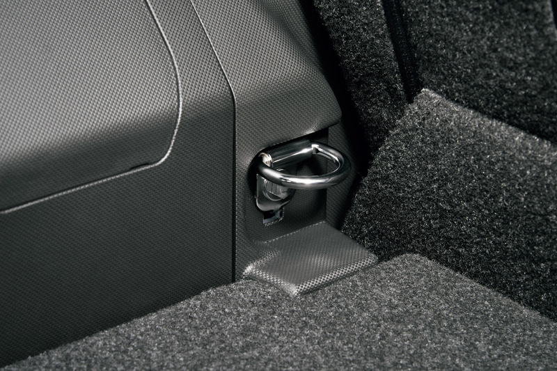 リアシートは6：4分割可倒式のため、長尺物にも対応する