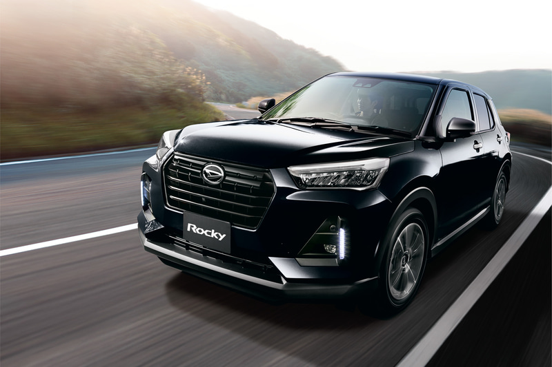 最高出力72kW（98PS）/6000rpm、最大トルク140Nm（14.3kgfm）/2400-4000rpmを発生する直列3気筒DOHC 1.0リッターターボ「1KR-VET」型エンジンを搭載。トランスミッションには新開発したスプリットギヤを用いた技術を採用したD-CVTを組み合わせる。WLTCモード燃費は18.6km/L、JC08モード燃費は23.4km/Lを達成