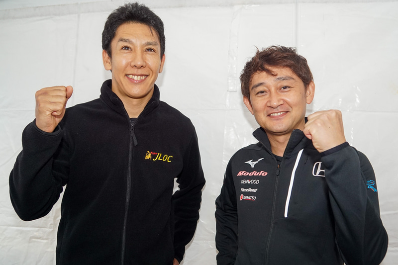 JLOCチームとModulo Drago CORSEチームのコラボで小暮卓史選手（左）と道上龍選手（右）が共演