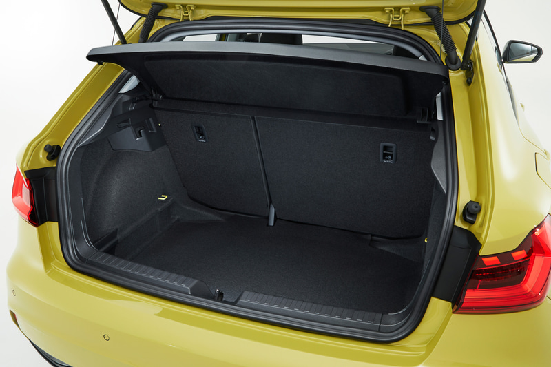 ラゲッジスペース容量は335L。リアシートの背もたれを前方に倒すことで1090Lまで拡大可能