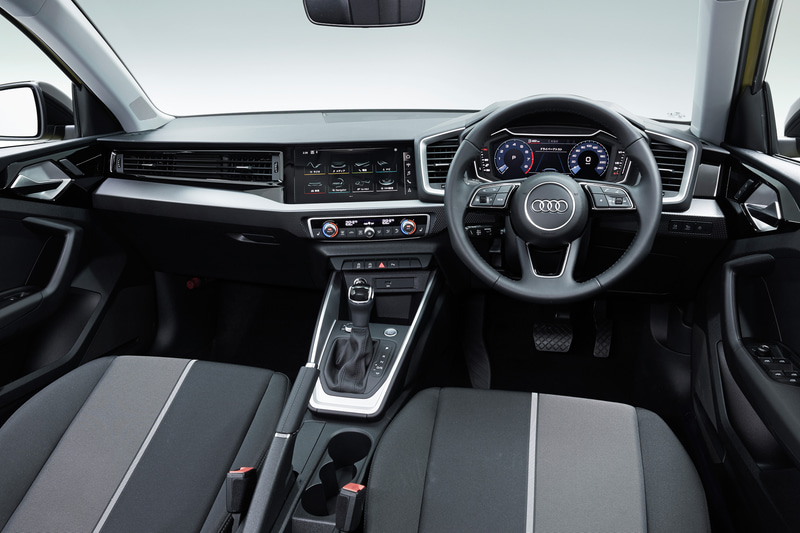 センターコンソールが運転席側を向いたコクピット感覚の車内