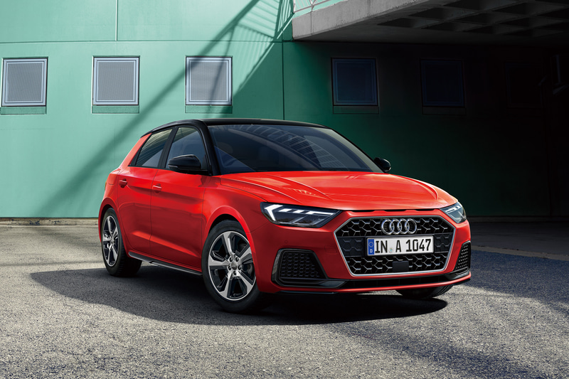 ベース車の「35 TFSI advanced」から78万円高となる「1st edition」。ブラックインサート採用の17インチ 5スポークデザインアルミホイールのほか、内外装に多彩なオプション品を標準装着している