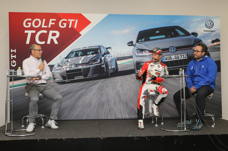 トークショーの様子。左からモータースポーツジャーナリストの高橋二郎氏、ベンジャミン・ロイヒター選手、フォルクスワーゲン モータースポーツ・ダイレクター スベン・スミーツ氏