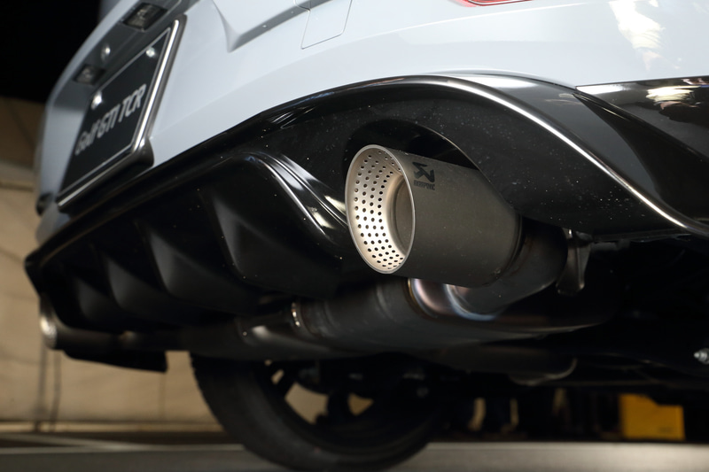 専用エクステリアとしてブラックに塗装されたリップスポイラー、サイドスカート、リアディフューザーを採用するとともに、マットブラックカラーの専用19インチアルミホイールを装着。リアドアの下側には「TCRサイドロゴ」を備える。マフラーにはアクラポヴィッチ製チタンエキゾーストシステムを採用