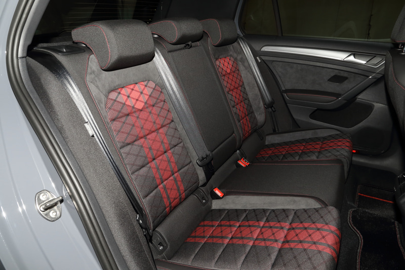 インテリアでは赤いラインをセンター部分に施した専用ファブリック＆マイクロフリースシートを装着。また、12時部分に赤いアクセントを備えた専用ステアリングを採用したほか、赤いアクセントとレッドステッチが印象的なシフトセレクターなどを備える