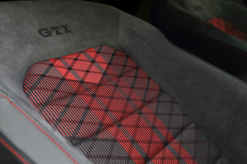 インテリアでは赤いラインをセンター部分に施した専用ファブリック＆マイクロフリースシートを装着。また、12時部分に赤いアクセントを備えた専用ステアリングを採用したほか、赤いアクセントとレッドステッチが印象的なシフトセレクターなどを備える