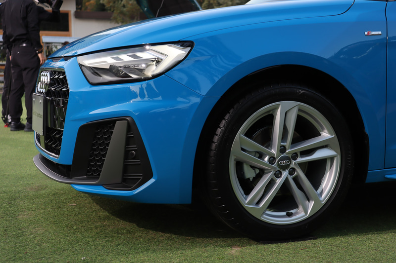 エクステリアでは「アウディ スポーツ・クワトロ」のオマージュとなる幅広のCピラー、ワイドトレッドと短いオーバーハングなどを採用