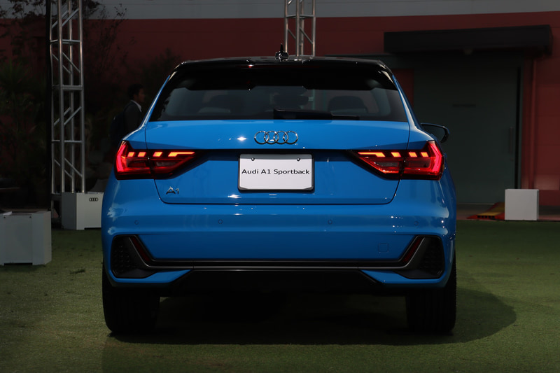 エクステリアでは「アウディ スポーツ・クワトロ」のオマージュとなる幅広のCピラー、ワイドトレッドと短いオーバーハングなどを採用