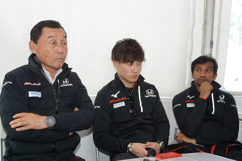 64号車 Modulo Epson NSX-GTのModulo Nakajima Racingチーム。中嶋悟総監督（左）、牧野任祐選手（中央）、ナレイン・カーティケヤン選手（右）、