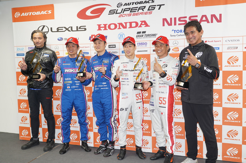 TOM'Sチーム監督の山田淳氏、大嶋和也選手、山下健太選手、福住仁嶺選手、高木真一選手、ARTA監督の鈴木亜久里氏