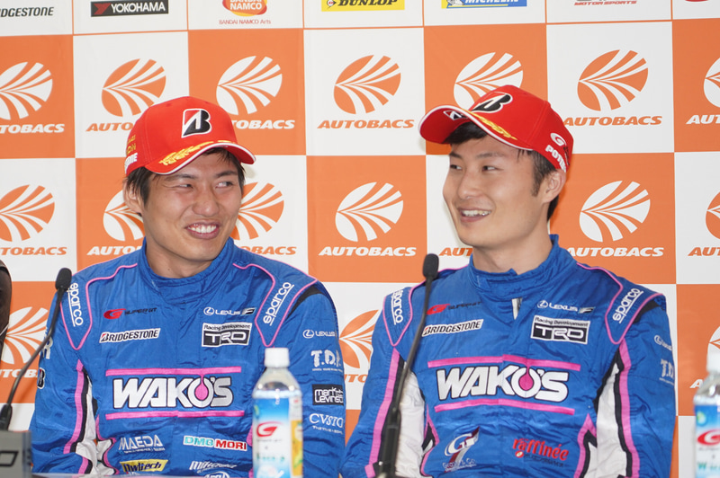 終始表情が硬かった37号車の2人とは対照的にチャンピオンの2人は笑顔が絶えなかった