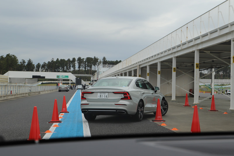 12台用意された新型S60で行なう先導車付きの隊列走行では、インストラクターからスムーズな運転のための走行アドバイスや確認すべき車両の特徴などが聞ける