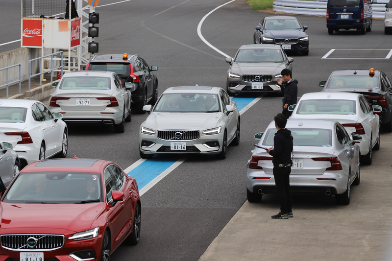 サーキットタクシーはコースを逆走。レーシングドライバーの同乗走行と相まってなかなかない経験