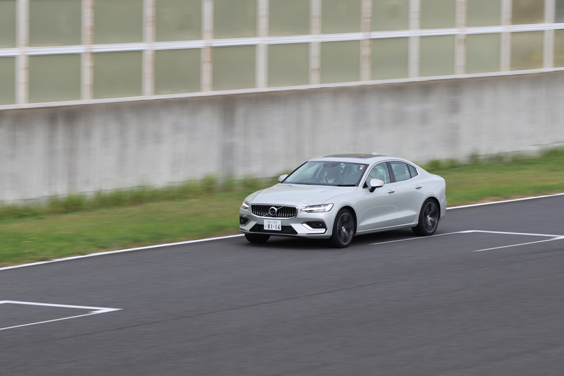 サーキットタクシーはコースを逆走。レーシングドライバーの同乗走行と相まってなかなかない経験