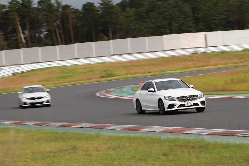 比較試乗用に用意されたクルマには、主要諸元や価格といったスペックも用意。ただ乗るだけではなく知識を深められるような工夫がされている