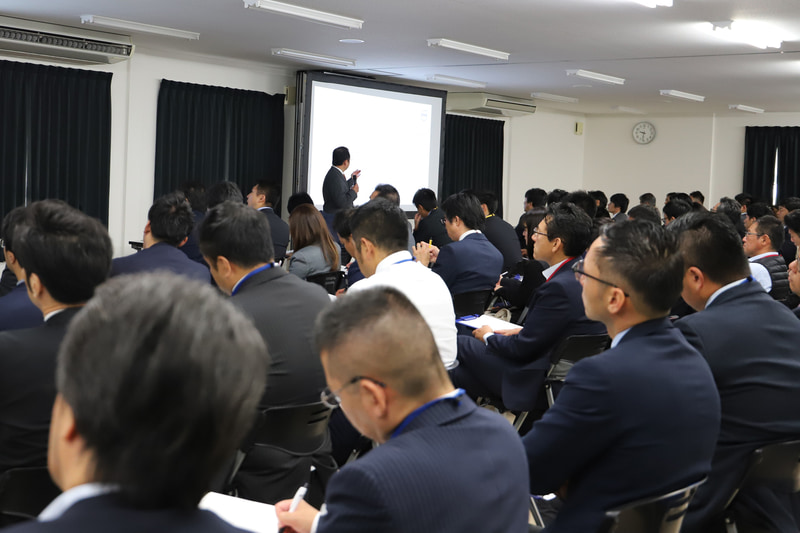 座学では市場背景やクルマの特徴、セールスポイントなどを学ぶ