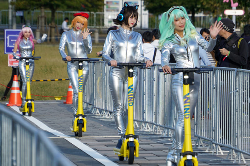 未来人キャストによるデモ走行パフォーマンス