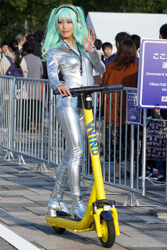 未来人キャストがパーソナルモビリティや電動キックボードに乗ってデモ走行を実施する「未来人キャストによるデモ走行パフォーマンス」