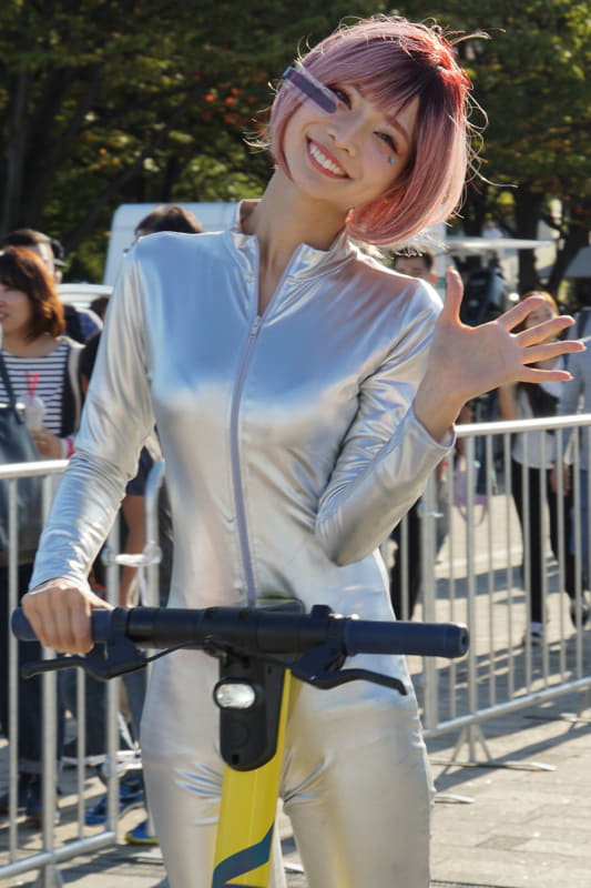 未来人キャストがパーソナルモビリティや電動キックボードに乗ってデモ走行を実施する「未来人キャストによるデモ走行パフォーマンス」