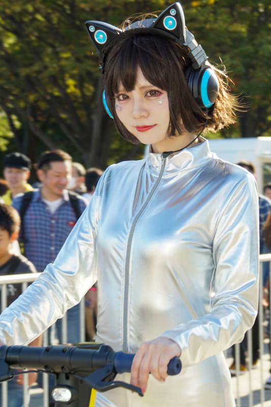 未来人キャストがパーソナルモビリティや電動キックボードに乗ってデモ走行を実施する「未来人キャストによるデモ走行パフォーマンス」