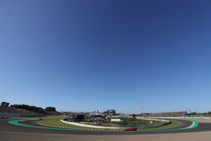 鈴鹿サーキットの第1コーナー～第2コーナー。写真手前側のアスファルトの部分がランオフエリア